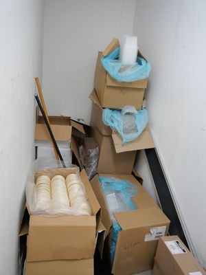 une pièce remplie de cartons et encore de cartons