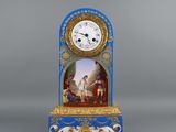 une horloge bleue et dorée ornée d'une peinture