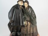 une statue représentant un homme et une femme debout l'un à côté de l'autre