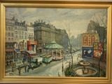 une peinture représentant une rue de la ville avec une fontaine au milieu