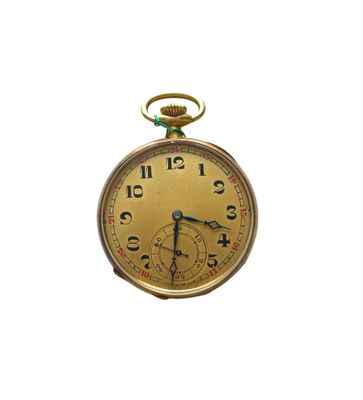 une montre de poche en or sur fond blanc, avec un fond blanc