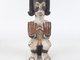 figurine représentant une femme avec des cornes sur la tête