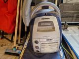 un aspirateur posé sur le sol de la pièce