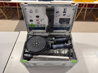 une mallette à outils posée sur une table, contenant des outils