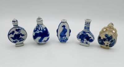Chine ou Vietnam Réunion de cinq tabatières en porcelaine" b…