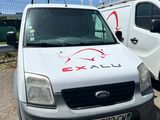 une camionnette blanche garée à côté d'une camionnette blanche dans un parking