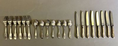 un ensemble de fourchettes et de cuillères posées sur une table