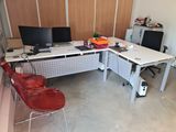 un bureau avec deux ordinateurs et une chaise dans la chambre