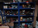 une étagère bleue sur laquelle sont disposés de nombreux outils de toutes sortes