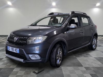 une photo d'une Dacia grise garée dans une pièce