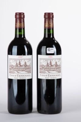deux bouteilles de vin rouge posées l'une à côté de l'autre sur une table