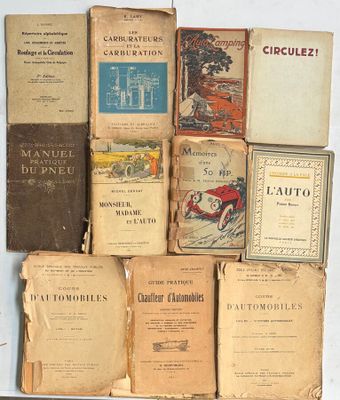 de nombreux vieux livres empilés les uns sur les autres
