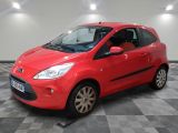 La Ford Kaci rouge est garée dans une grande pièce