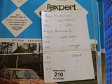 un panier bleu avec une voiture à l'intérieur