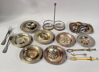 beaucoup de couverts sur une table, avec des fourchettes et des cuillères