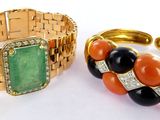 paire de bracelets en or sertis de pierres noires, orange et vertes