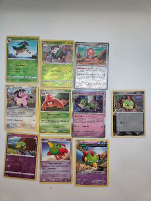 beaucoup de cartes Pokémon accrochées au mur