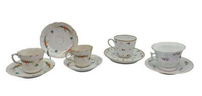 quatre tasses, deux soucoupes et une soucoupe