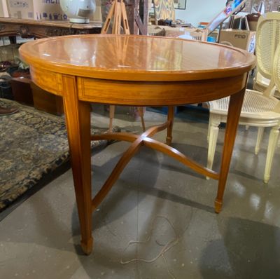 une table en bois avec un plateau en verre au milieu d'une pièce