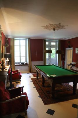 une table de billard au milieu d'un salon