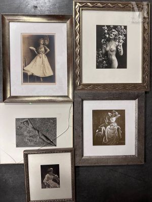 Trois photos encadrées représentant une femme en robe blanche sont accrochées au mur.