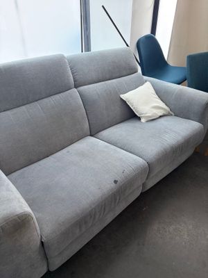 un canapé et un fauteuil dans une pièce dotée d'une grande fenêtre