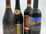 plusieurs bouteilles de vin sont alignées sur une surface blanche