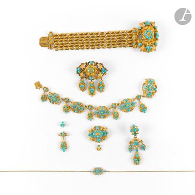 une collection de bijoux en turquoise et en or, comprenant un bracelet, une broche et des boucles d'oreilles