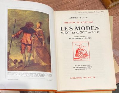 un livre ouvert avec l'image d'un homme et d'un chien