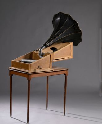 un vieux tourne-disque posé sur une table, avec un disque dessus