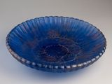 bol en verre bleu orné d'un motif décoratif sur le bord