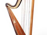 un gros plan d'une harpe en bois sur fond blanc