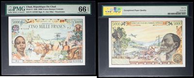 Deux types de monnaie différents sont exposés dans une vitrine.