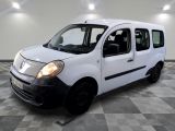 la photo d'une petite camionnette blanche garée dans un garage