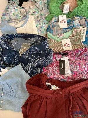 un tas de vêtements posés sur une table