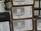 plusieurs boîtes de tasses à café empilées les unes sur les autres sur une table