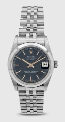 un gros plan d'une montre au cadran bleu montée sur un bracelet