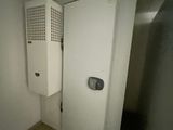 une salle de bains équipée de toilettes et d'un urinoir
