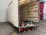 un grand camion blanc garé dans un garage
