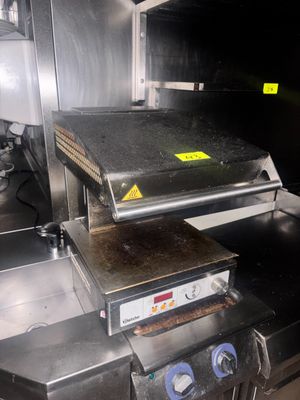une photo d'un four à pizza professionnel dans une cuisine professionnelle