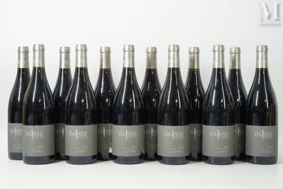 six bouteilles de vin alignées sur une table