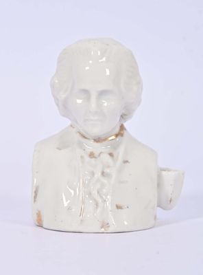 un buste blanc représentant un homme tenant une tasse à la main