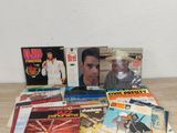 beaucoup de livres et de CD par terre