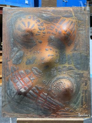 une sculpture en bronze représentant un visage, exposée dans une vitrine