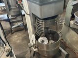une machine qui se trouve à l'intérieur d'un bâtiment