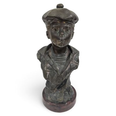 buste en bronze représentant un garçon coiffé d'un chapeau, posé sur un socle en bois