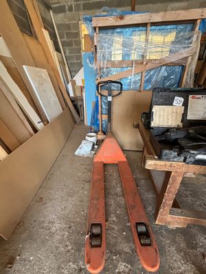 une paire de skis posée dans une pièce