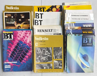 plusieurs livres sont empilés sur une table