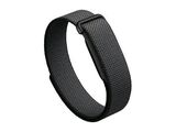 un bracelet noir muni d'un fermoir en métal sur fond blanc
