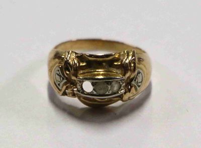 une image représentant une bague en or sur laquelle figure un cheval